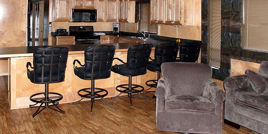 Beautifully decorated cabin with a great kitchen and dining area.