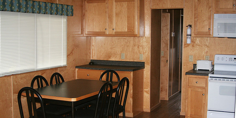 Beautifully decorated cabin with a kitchen and dining area.