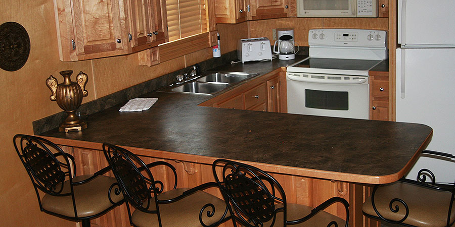 Beautifully decorated cabin with a great kitchen and dining area.